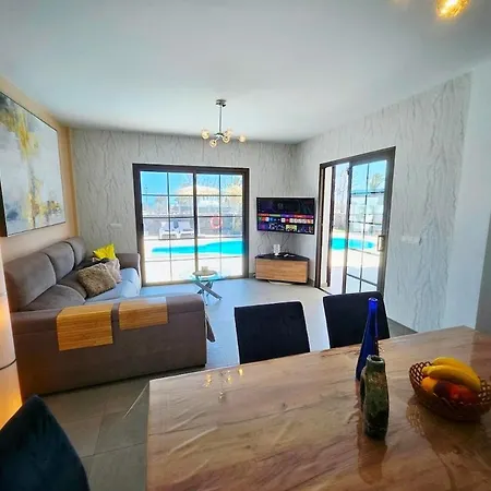 Luxury Sea View Pool And Air Conditioning Villa *